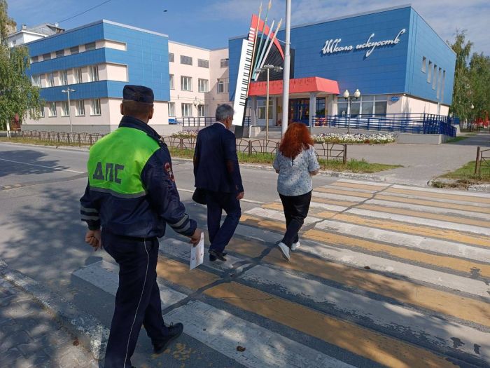 Автоинспекторы ХМАО проверяют нормы дорожной безопасности в школах