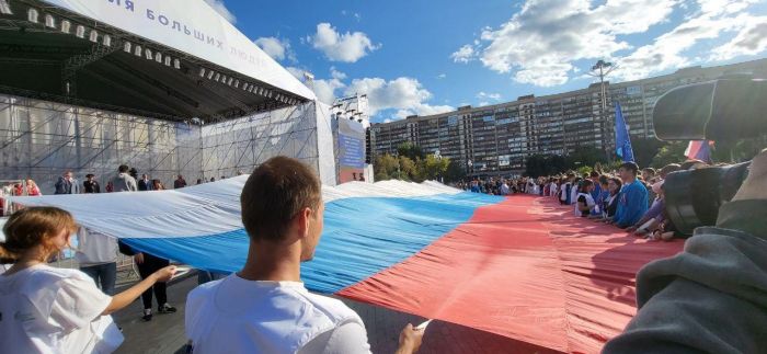 ​Александр Моор: Государственный флаг объединяет всех нас
