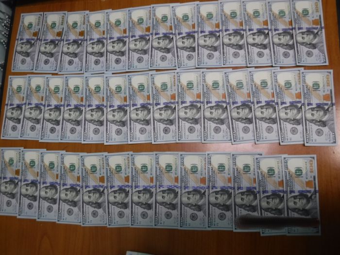 В Сургуте оштрафовали женщину, которая пыталась вывезти больше миллиона в долларах и рублях
