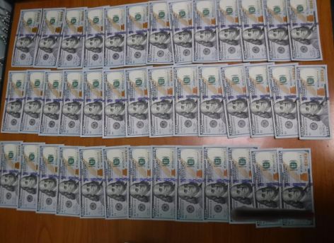 В Сургуте оштрафовали женщину, которая пыталась вывезти больше миллиона в долларах и рублях