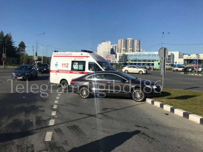 В Сургуте в ДТП с автомобилем скорой помощи пострадал медработник