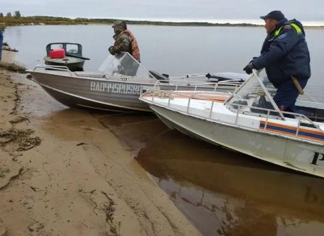 В Югре спасатели нашли живыми двух пропавших в районе реки людей