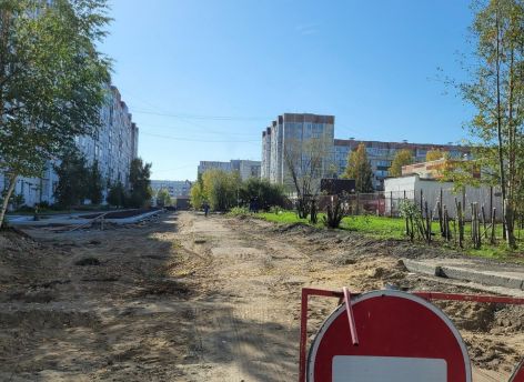 В Сургуте ремонт проезда от почты на Первопроходцев до Комсомольского завершат этой осенью