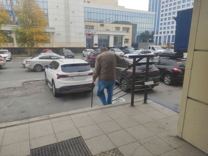 Сургутяне пожаловались на разрушенную лестницу «Почты России» // ФОТОФАКТ