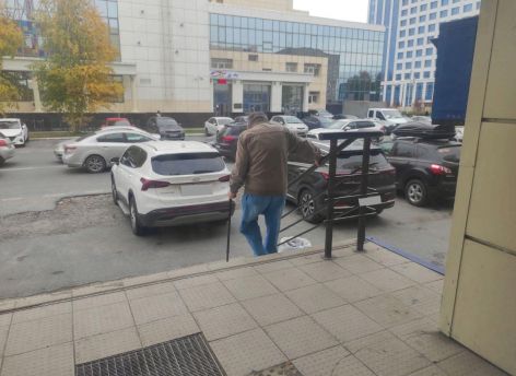 Сургутяне пожаловались на разрушенную лестницу «Почты России» // ФОТОФАКТ