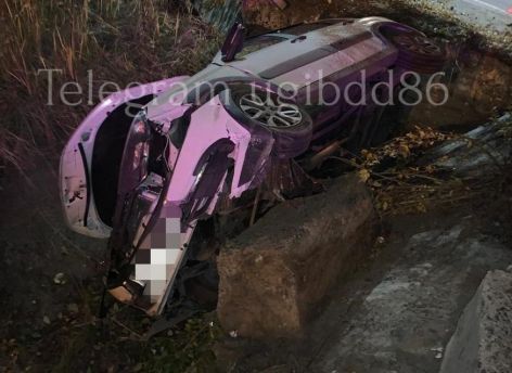 В Сургуте водитель «Камаза» отправил легковушку в кювет − пострадала 51-летняя женщина