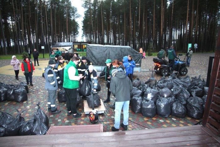 Жители Нягани собрали под снегом 190 мешков мусора