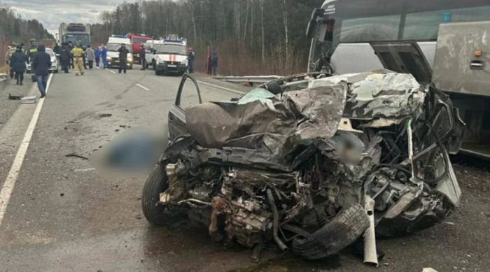 Легковушку смяло. В ДТП с автобусом в ХМАО погибли два человека