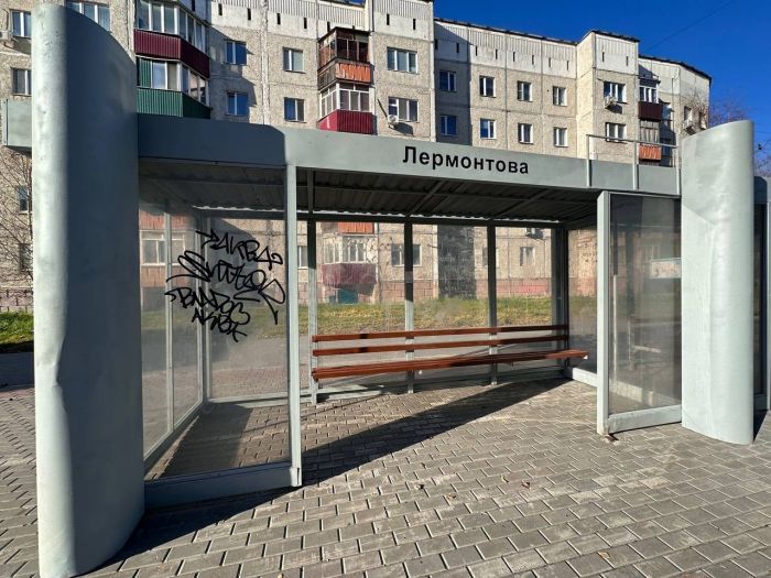 ​Вандалы не унимаются: пала еще одна остановка в Сургуте