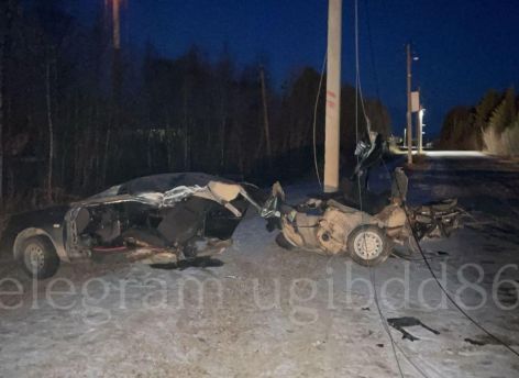 На югорской трассе молодой водитель врезался в столб, погиб пассажир