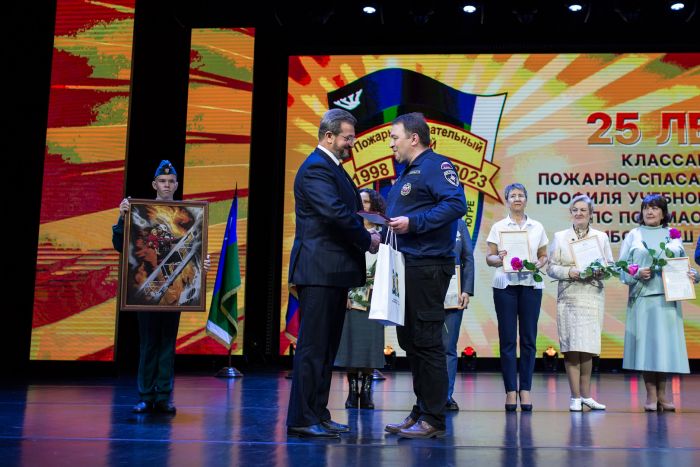 В Сургуте отпраздновали 25 лет с открытия пожарно-спасательных классов