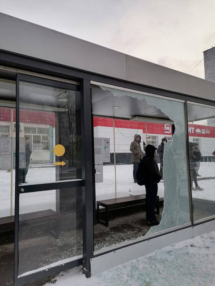 Вандалы разбили стекло на автобусной остановке в Сургуте