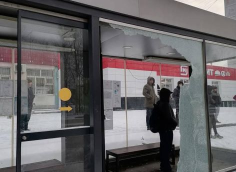 Вандалы разбили стекло на автобусной остановке в Сургуте