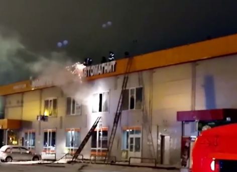 В Нижневартовске ночью загорелся торговый центр