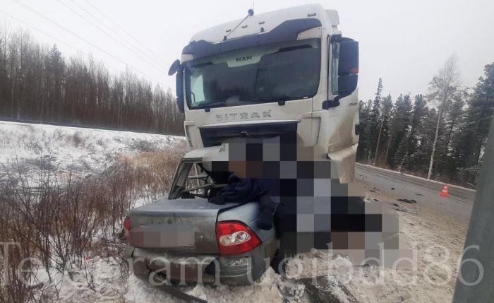 ​В Югре фура «зажевала» ВАЗ - погибли двое молодых мужчин
