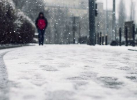 Сургутяне попадают в травмбольницу после прогулок по улицам