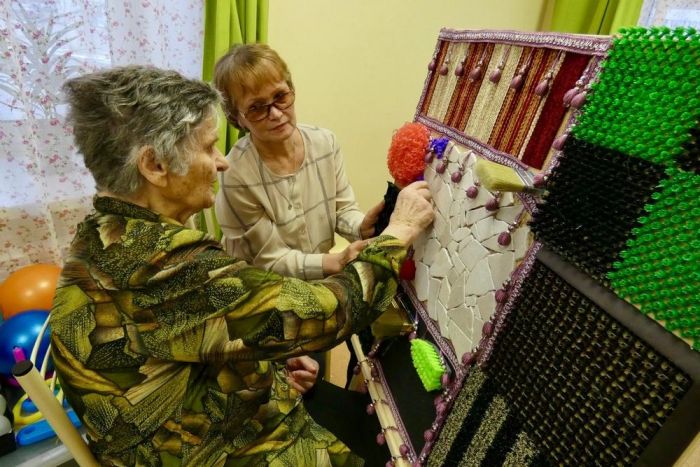 ​Тюменские волонтеры 55+ осваивают технологию «Тактильный помощник»