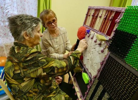 ​Тюменские волонтеры 55+ осваивают технологию «Тактильный помощник»