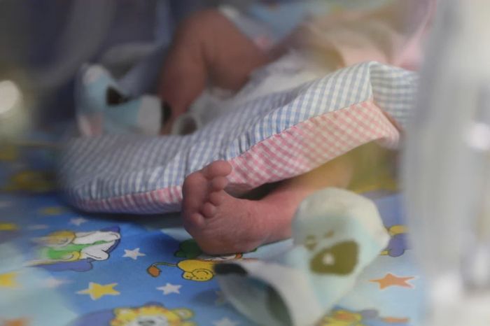 В Сургуте выходили младенца, который родился с весом в 490 грамм