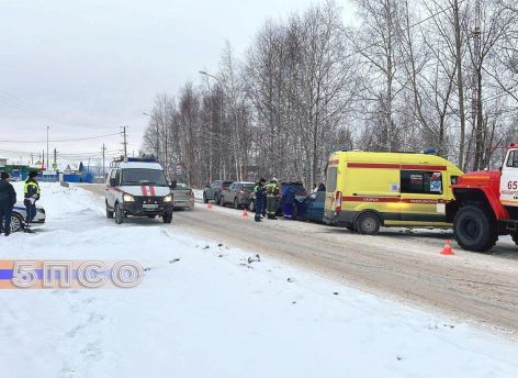 В Нижневартовске столкнулись четыре автомобиля