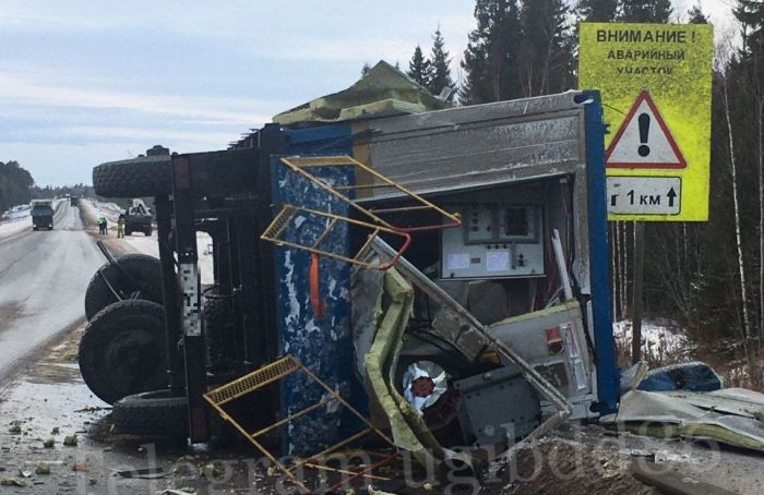 ​Прицеп грузовика врезался в «КамАЗ» на югорской трассе