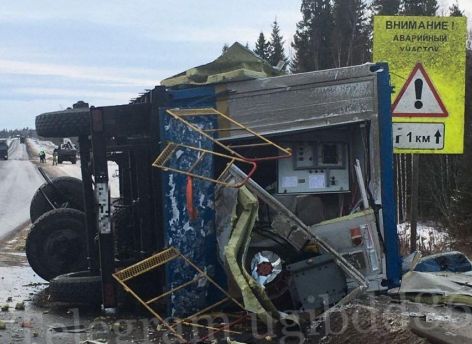​Прицеп грузовика врезался в «КамАЗ» на югорской трассе