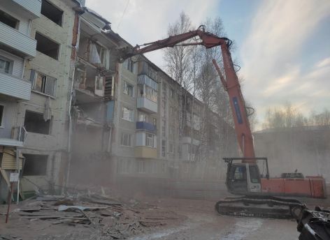 ​В Нижневартовске продолжают разбирать разрушенный взрывом газа дом