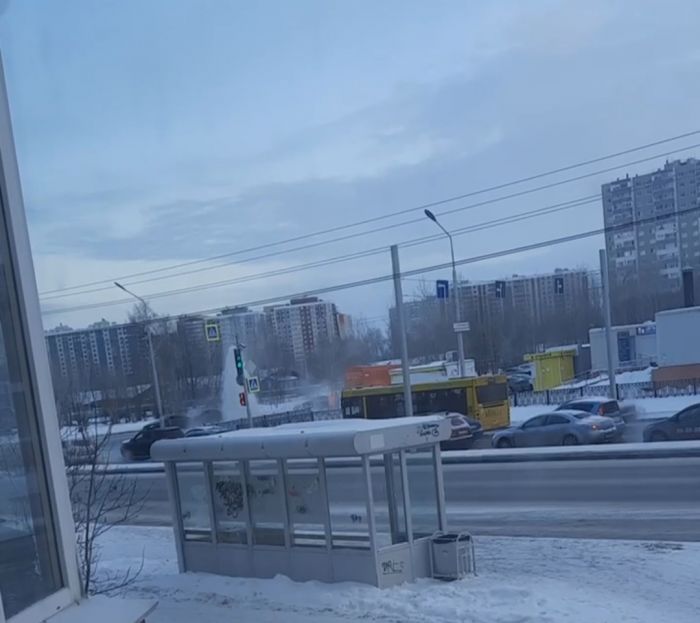 В Сургуте прорвало пожарный гидрант: столб воды бьет у ТЦ «Гера» // ВИДЕО