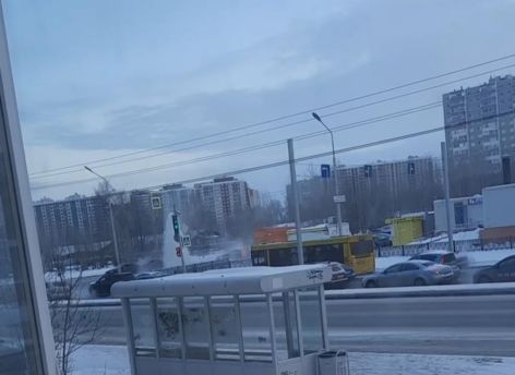 В Сургуте прорвало пожарный гидрант: столб воды бьет у ТЦ «Гера» // ВИДЕО