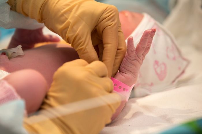 Почти 7000 младенцев родились в Сургуте в 2023 году