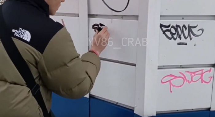Глава Сургута предложил перевоспитывать вандалов отмыванием рисунков на остановках 