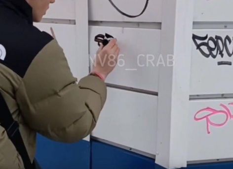 Глава Сургута предложил перевоспитывать вандалов отмыванием рисунков на остановках 