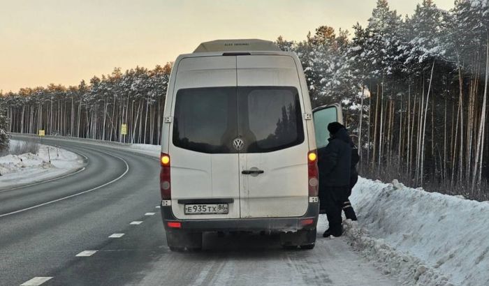 В ХМАО микроавтобус с пассажирами застрял на трассе в мороз
