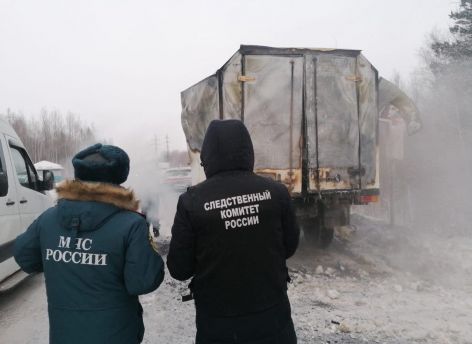 ​В Пыть-Яхе сгорел фургон, пострадали несколько человек