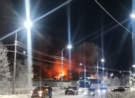 В Сургуте вспыхнул гаражный кооператив на Быстринской, дорогу перекрыли // ВИДЕО