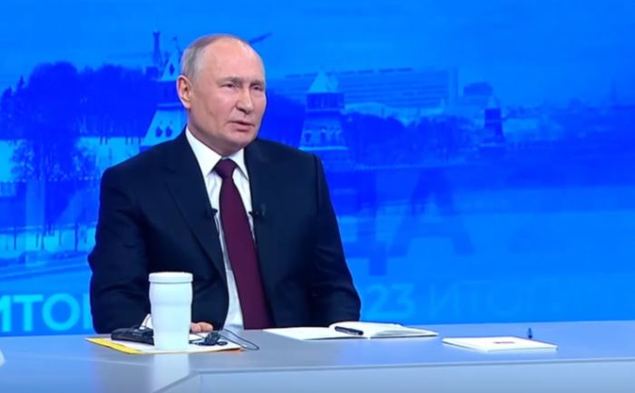 ​Путин призвал поддерживать семьи с детьми на фоне заявлений о запрете абортов