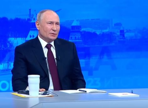 ​Путин призвал поддерживать семьи с детьми на фоне заявлений о запрете абортов