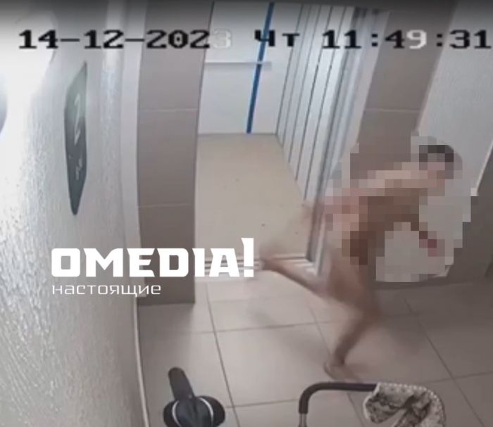 В Сургуте голый парень выбежал из дома и сел в машину к женщине // ВИДЕО