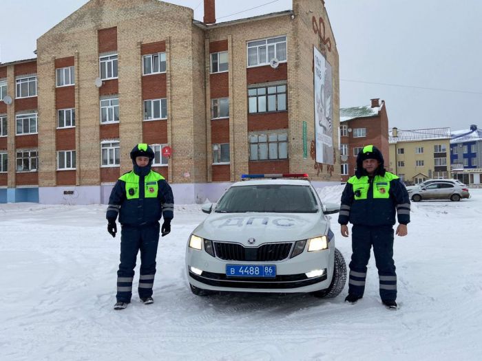 Двое сотрудников ДПС помогли югорчанке добраться до больницы