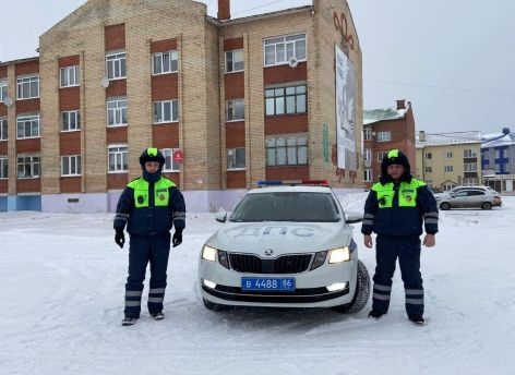 Двое сотрудников ДПС помогли югорчанке добраться до больницы
