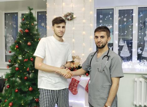 Югорский врач три часа оперировал руку пациенту с ножевым ранением