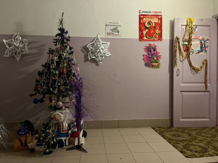 ​Неравнодушные жители Сургута 30 лет превращают свой подъезд в новогоднюю сказку