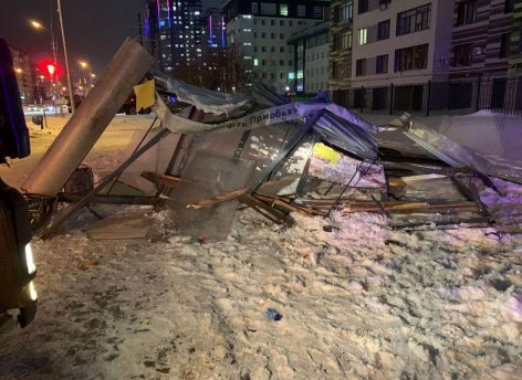 В Сургуте самосвал снес автобусную остановку: есть пострадавшие