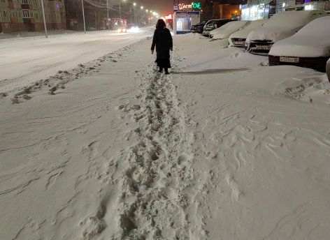 Уборка снега в Сургуте опять показывает, что у нас настоящий приоритет – машины, а не люди