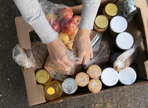 ​Передай нуждающимся: как в мире много лет питаются продуктами с истекающим сроком годности