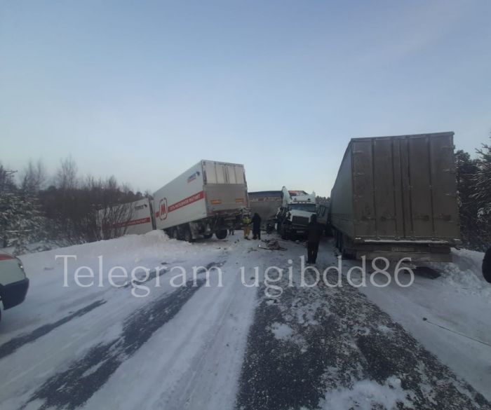 Три грузовика столкнулись в Сургутском районе: один участник ДТП получил травмы