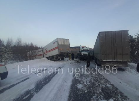 Три грузовика столкнулись в Сургутском районе: один участник ДТП получил травмы