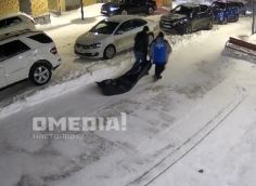 Сотрудники похоронного бюро в Сургуте волочили труп по двору жилищного комплекса