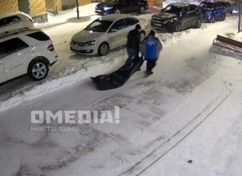 Сотрудники похоронного бюро в Сургуте волочили труп по двору жилищного комплекса