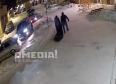 «Проще было его на руках нести»: стало известно, почему труп волочили по двору в сургутском ЖК